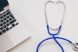 Sağlık Bakanı Dr. Fahrettin Koca, muayene sayısında yüzde 20 artış olduğunu, ancak Yan Dal Uzman Doktor sayısının yetersiz olduğunu söyledi. 
