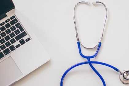 Sağlık Bakanı Dr. Fahrettin Koca, muayene sayısında yüzde 20 artış olduğunu, ancak Yan Dal Uzman Doktor sayısının yetersiz olduğunu söyledi. 
