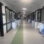 İzmir Şehir Hastanesinde akıl almaz olay. İzmir Şehir Hastanesinde bir yoğun bakım sevisinde, bilgisayarlarla hasta takiplerinin yapıldığı çalışma masalarında bulunan hemşirelerimizin kullandığı sandalyeler hastane yönetimi tarafından toplatılmıştır. Başhekimlik talimatıyla toplatıldığı ifade edilen sandalyelerin iade edilmesi için yaptığımız girişimler sonuçsuz kalmış ve bu kadar basit bir konuyu hastane idaresiyle çözemeyip, kamuoyuyla paylaşmak bizleri üzse de, çözüm bulmak adına paylaşmak zorunda kaldığımızı kamu oyununun takdirlerine sunuyoruz. Dün 25.07.2025 tarihinde İzmir Şehir Hastanesi yönetimi yoğun bakımda bulunan tüm sandalyeleri toplatarak serviste desk başında bir tane bile sandalye bırakmamıştır. Görevini özveriyle yapan hemşirelerimizin hasta takibini yaptıkları bilgisayarların bulunduğu masalardan (desk) sandalyeleri toplatarak kendilerince personeli cezalandırmak, asla bir yöneticilik değil, basit bir düşüncenin ürünüdür. Yöneticilik, mahiyetindeki memurlara sürekli sorun çıkarmak değil, çalışanların sorunlarını çözmek, moral ve motivasyonlarını artırmakla olur. Biliniz ki; o sandalyeleri toplamakla sadece personele ceza vermediniz. O sandalyeleri toplatmakla, hemşirelerimizin moral ve motivasyonlarını bozmanızdan dolayı hasta güvenliğini de tehlikeye attınız. Çalışanlarımızın yorgun olması, moral ve motivasyonlarının bozuk olması sonucunda bir anlık dikkatsizlik bir hastamızın canına mal olabilir. Şehir Hastanesinde onlarca sorun varken, hemşirelerimizin oturduğu sandalyeyi toplamak hangi aklın ürünüdür merak ediyoruz. Sandalyelerin toplatılmasıyla 24 saat görev yapan hemşirelerin sürekli olarak ayakta hasta takibi yapması mümkün değildir. Hele ki bu servis Yoğun Bakım servisiyse hiç mümkün değildir. Yapılan işlem ne insani, ne vicdani nede hukukidir. Ahmet DOĞRUYOL BİRLİK SAĞLIK SEN GENEL BAŞKANI