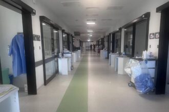 İzmir Şehir Hastanesinde akıl almaz olay. İzmir Şehir Hastanesinde bir yoğun bakım sevisinde, bilgisayarlarla hasta takiplerinin yapıldığı çalışma masalarında bulunan hemşirelerimizin kullandığı sandalyeler hastane yönetimi tarafından toplatılmıştır. Başhekimlik talimatıyla toplatıldığı ifade edilen sandalyelerin iade edilmesi için yaptığımız girişimler sonuçsuz kalmış ve bu kadar basit bir konuyu hastane idaresiyle çözemeyip, kamuoyuyla paylaşmak bizleri üzse de, çözüm bulmak adına paylaşmak zorunda kaldığımızı kamu oyununun takdirlerine sunuyoruz. Dün 25.07.2025 tarihinde İzmir Şehir Hastanesi yönetimi yoğun bakımda bulunan tüm sandalyeleri toplatarak serviste desk başında bir tane bile sandalye bırakmamıştır. Görevini özveriyle yapan hemşirelerimizin hasta takibini yaptıkları bilgisayarların bulunduğu masalardan (desk) sandalyeleri toplatarak kendilerince personeli cezalandırmak, asla bir yöneticilik değil, basit bir düşüncenin ürünüdür. Yöneticilik, mahiyetindeki memurlara sürekli sorun çıkarmak değil, çalışanların sorunlarını çözmek, moral ve motivasyonlarını artırmakla olur. Biliniz ki; o sandalyeleri toplamakla sadece personele ceza vermediniz. O sandalyeleri toplatmakla, hemşirelerimizin moral ve motivasyonlarını bozmanızdan dolayı hasta güvenliğini de tehlikeye attınız. Çalışanlarımızın yorgun olması, moral ve motivasyonlarının bozuk olması sonucunda bir anlık dikkatsizlik bir hastamızın canına mal olabilir. Şehir Hastanesinde onlarca sorun varken, hemşirelerimizin oturduğu sandalyeyi toplamak hangi aklın ürünüdür merak ediyoruz. Sandalyelerin toplatılmasıyla 24 saat görev yapan hemşirelerin sürekli olarak ayakta hasta takibi yapması mümkün değildir. Hele ki bu servis Yoğun Bakım servisiyse hiç mümkün değildir. Yapılan işlem ne insani, ne vicdani nede hukukidir. Ahmet DOĞRUYOL BİRLİK SAĞLIK SEN GENEL BAŞKANI