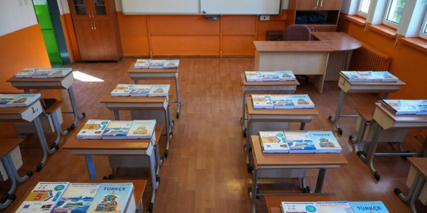 Ücretsiz Ders kitapları dağıtılmaya başlandı. Milli Eğitim Bakanlığı, 2025-2026 eğitim öğretim dönemi için 184 milyon ders kitabı dağıtılacağını söyledi. 