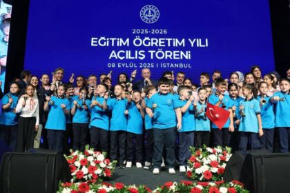 Öğretmen ataması...Cumhurbaşkanı Erdoğan, 821 binden fazla öğretmenin atamasını yaparak eğitim ordusunun gücüne güç kattıklarını ifade söyledi. 