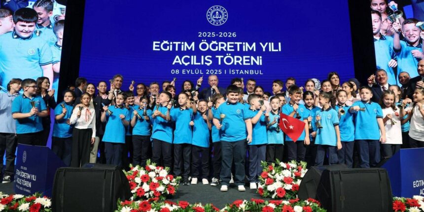 Öğretmen ataması...Cumhurbaşkanı Erdoğan, 821 binden fazla öğretmenin atamasını yaparak eğitim ordusunun gücüne güç kattıklarını ifade söyledi. 