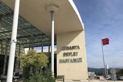 Mudanya Devlet Hastanesinde başhekim ve hastane görevli genel cerrah görüşmedeyken,