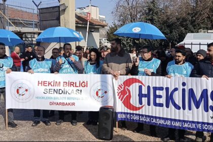 Hekim Birliği Sendikası Diyarbakır Şubesi yağmurlu bir havada Dağkapı Devlet
