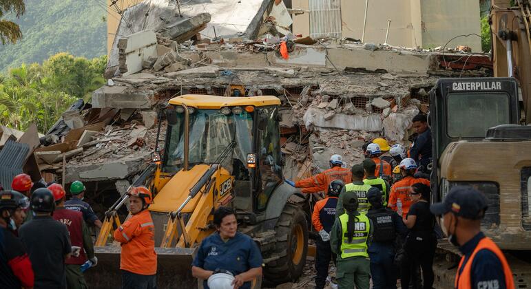 Venezuela earthquakes: International rescue teams join the search for survivors as death toll surpasses 1,400