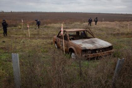 Thousands trapped in southern Ukraine struggle to survive