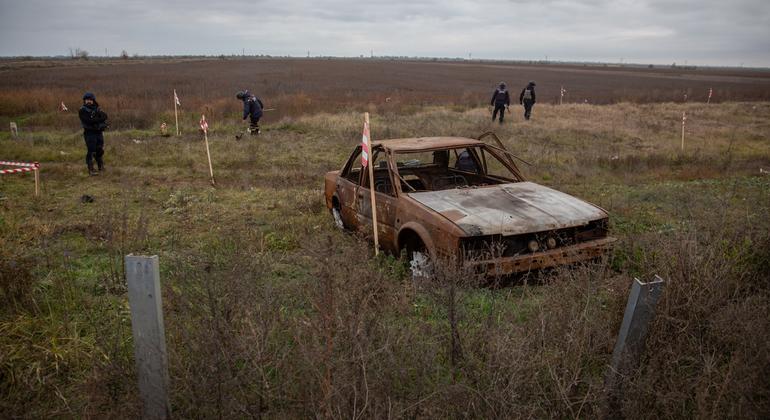 Thousands trapped in southern Ukraine struggle to survive