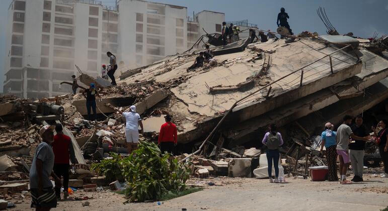 Venezuela quake: Key services crippled and health workers missing