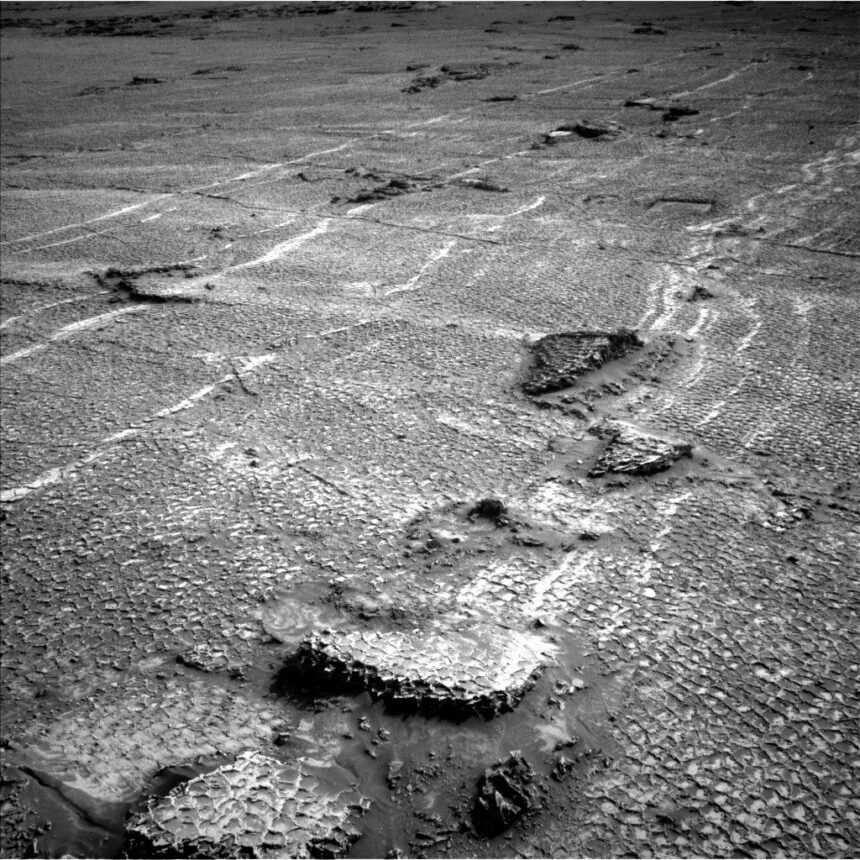 Curiosity Blog, Sols 4927–4933: Let’s Drive to That Smooth Area - NASA Science