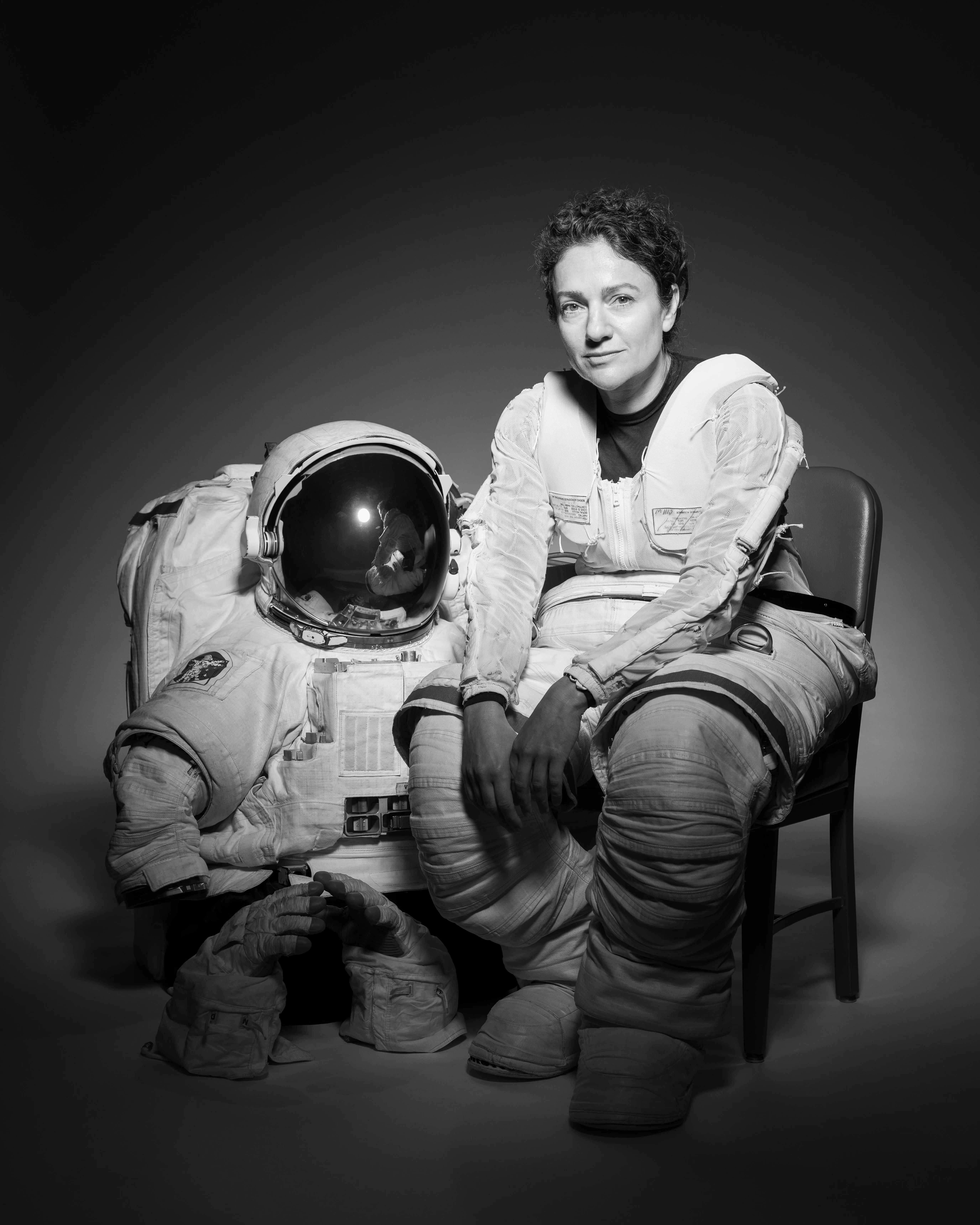 NASA Astronaut Jessica Meir, Houston'daki Johnson Space Center'da Extravehicular Mobility Unit (EMU) uzay giysisi ile resmi portre çektiriyor