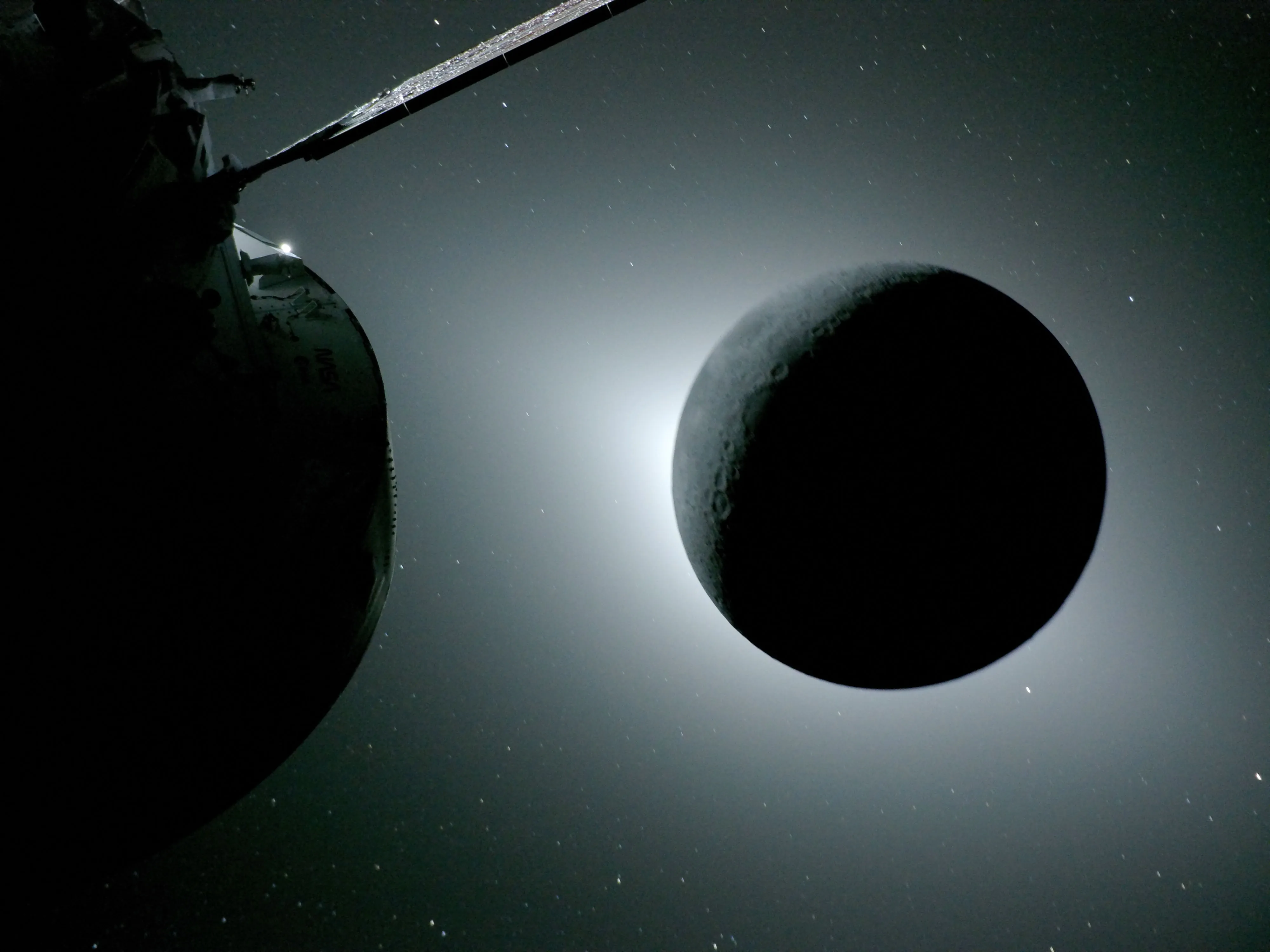 2026 güneş tutulması sırasında Ay ve Orion uzay aracı