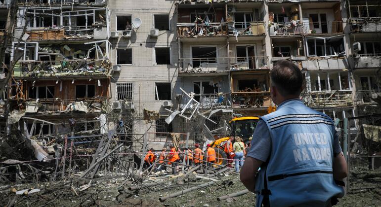 Ukraine: Latest Russian assault leaves at least 14 dead in Kyiv