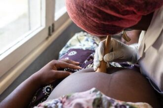 Restoring dignity: Senegalese surgeon and Burundian foundation win reproductive health awards