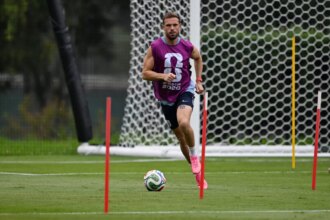Jordan Henderson Returns To England Camp After Wrist Surgery Following Freak Injury In Mexico