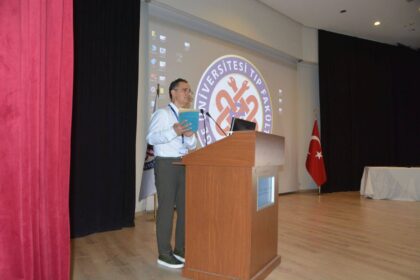 Prof. Dr. Tahir Yağdı, tıp fakültesi öğrencilerine hekimliğin yol haritasını anlattı
