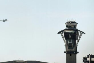 Why do planes keep circling before landing? The UN has a plan to fix it