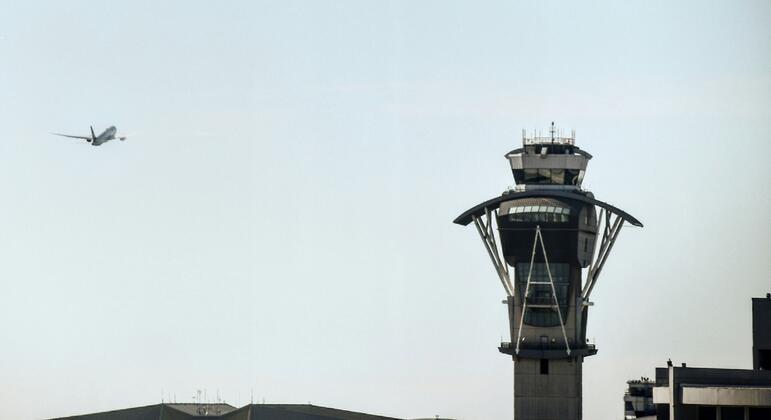 Why do planes keep circling before landing? The UN has a plan to fix it
